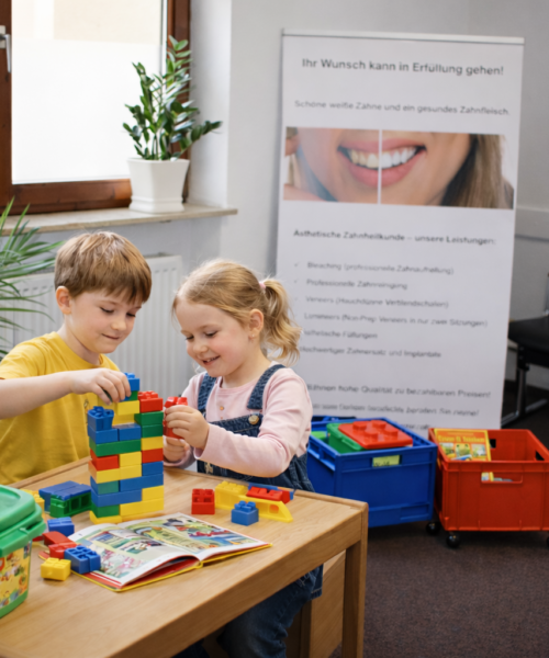 Praxis 2 kleine Kinder spielen im Wartezimmer der Zahnarzpraxis Zharri mit Baublöcke