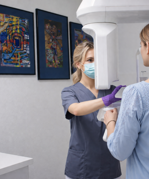 Praxis ZFA fertigt eine DVT für Implantat Planung Zahanrztpraxis Zharri