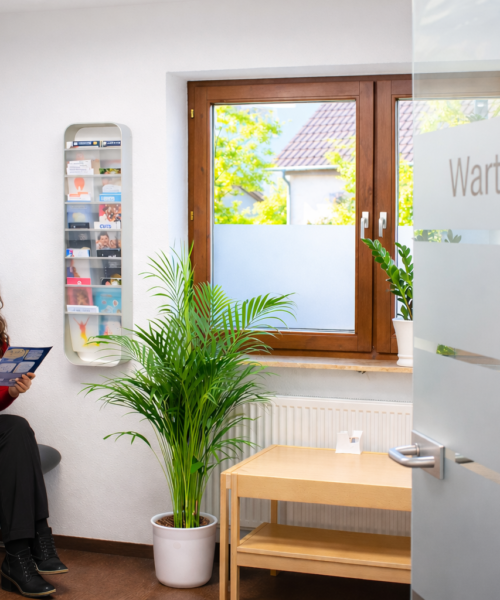 Praxis Eine Patientin sitzt im Wartezimmer der Zahnarzpraxis Zharri